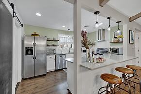 Stylish Remodel, Firepit, Pet Friendly