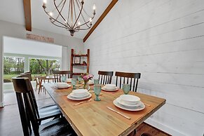 Stylish Remodel, Firepit, Pet Friendly