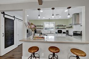 Stylish Remodel, Firepit, Pet Friendly