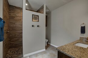 Let's Go Tubing! Awesome House-next to River!