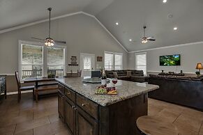 Let's Go Tubing! Awesome House-next to River!