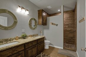 Let's Go Tubing! Awesome House-next to River!