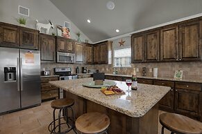 Let's Go Tubing! Awesome House-next to River!