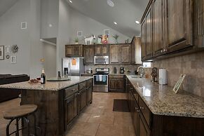 Let's Go Tubing! Awesome House-next to River!