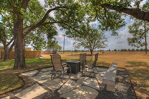 Spacious Home - Fire Pit, BBQ and Outdoor Seating!