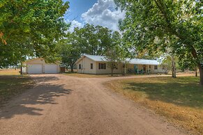 Spacious Home - Fire Pit, BBQ and Outdoor Seating!