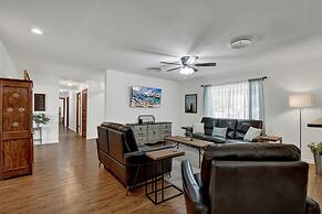 Spacious Home - Fire Pit, BBQ and Outdoor Seating!