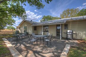 Spacious Home - Fire Pit, BBQ and Outdoor Seating!