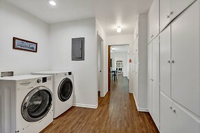 Spacious Home - Fire Pit, BBQ and Outdoor Seating!