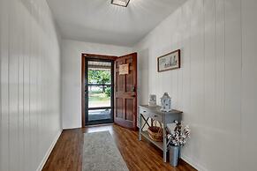 Spacious Home - Fire Pit, BBQ and Outdoor Seating!