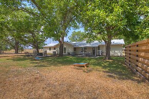 Spacious Home - Fire Pit, BBQ and Outdoor Seating!