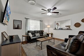 Spacious Home - Fire Pit, BBQ and Outdoor Seating!