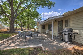 Spacious Home - Fire Pit, BBQ and Outdoor Seating!