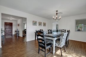 Spacious Home - Fire Pit, BBQ and Outdoor Seating!