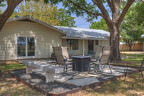 Spacious Home - Fire Pit, BBQ and Outdoor Seating!