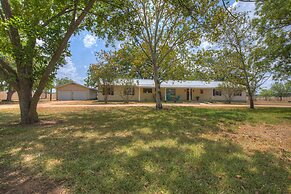 Spacious Home - Fire Pit, BBQ and Outdoor Seating!