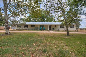 Spacious Home - Fire Pit, BBQ and Outdoor Seating!