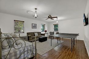 Spacious Home - Fire Pit, BBQ and Outdoor Seating!