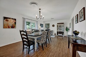 Spacious Home - Fire Pit, BBQ and Outdoor Seating!