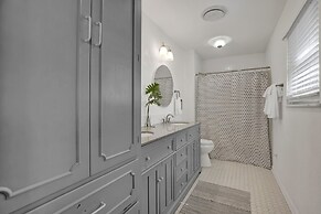 Spacious Home - Fire Pit, BBQ and Outdoor Seating!