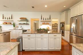 Spicewood Lodge W/pool, Hottub