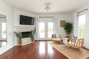 Spicewood Lodge W/pool, Hottub