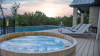 Spicewood Lodge W/pool, Hottub