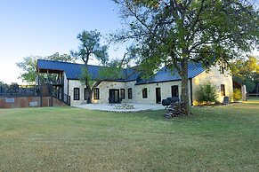 Pioneer Charm With Hot Tub & Firepit - 8 mi to Main St