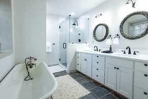 Pioneer Charm With Hot Tub & Firepit - 8 mi to Main St