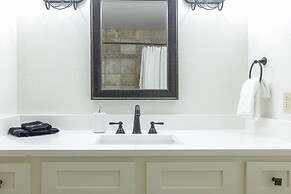 Pioneer Charm With Hot Tub & Firepit - 8 mi to Main St