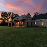 Pioneer Charm With Hot Tub & Firepit - 8 mi to Main St