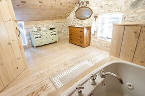 Pioneer Charm With Hot Tub & Firepit - 8 mi to Main St