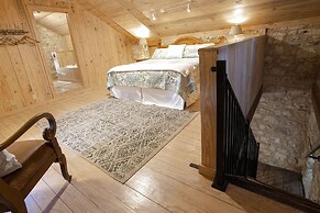 Pioneer Charm With Hot Tub & Firepit - 8 mi to Main St