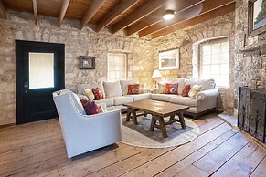 Pioneer Charm With Hot Tub & Firepit - 8 mi to Main St