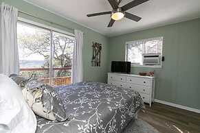 Texas Charm Cottage - 1 Block From the Lake & Hill Country Views