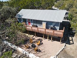Texas Charm Cottage - 1 Block From the Lake & Hill Country Views