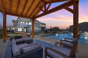 Luxurious Hill Country Retreat With Pool and Firepit!