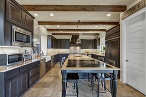 Luxurious Hill Country Retreat With Pool and Firepit!