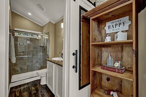 Luxurious Hill Country Retreat With Pool and Firepit!