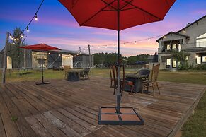 Luxurious Hill Country Retreat With Pool and Firepit!