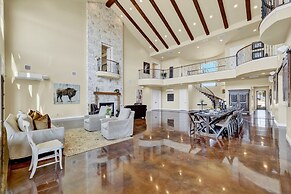 Luxurious Hill Country Retreat With Pool and Firepit!