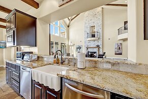 Luxurious Hill Country Retreat With Pool and Firepit!