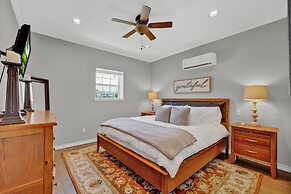 Luxurious Hill Country Retreat With Pool and Firepit!