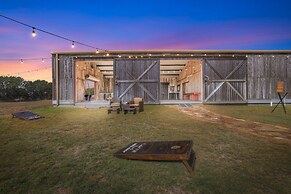 Luxurious Hill Country Retreat With Pool and Firepit!