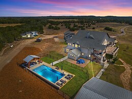 Luxurious Hill Country Retreat With Pool and Firepit!