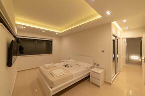 Luxury Villa Mirror - 200meters From The Beach!