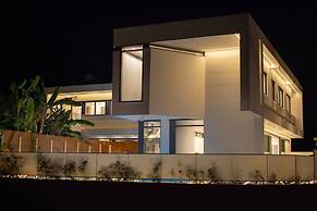 Luxury Villa Mirror - 200meters From The Beach!