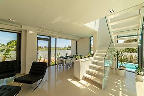 Luxury Villa Mirror - 200meters From The Beach!