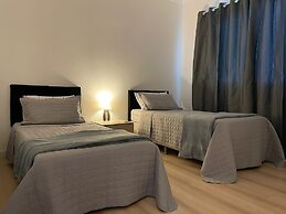 AMPLO APARTAMENTO UM POR ANDAR