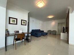 AMPLO APARTAMENTO UM POR ANDAR